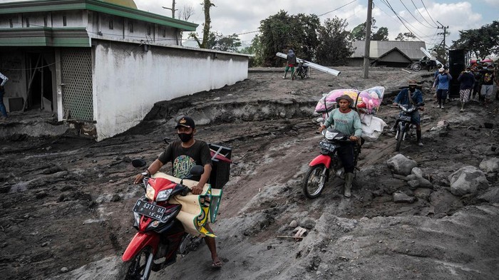 Warga Terdampak Gunung Semeru Evakuasi Barang hingga Hewan Ternak Sebagian pengungsi erupsi Semeru kembali ke rumah masing-masing, Selasa (6/12/2022). Mereka mengevakuasi barang hingga ternaknya.