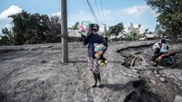 Warga tetap tinggal di pengungsian karena Gunung Semeru masih berstatus awas. Juni Kriswanto/AFP/Getty Images.