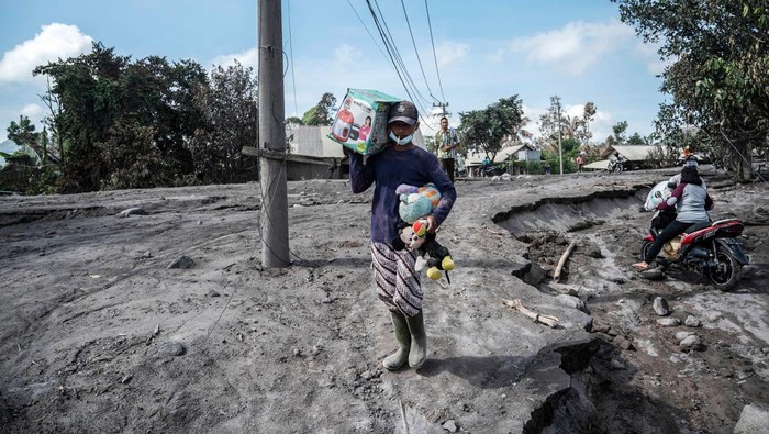 Sebagian pengungsi erupsi Semeru kembali ke rumah masing-masing, Selasa (6/12/2022). Mereka mengevakuasi barang hingga ternaknya.