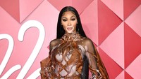 Model Winnie Harlow tampil seksi menawan dengan mini dress dari Irish Van Herpen. WireImage/Karwai Tang