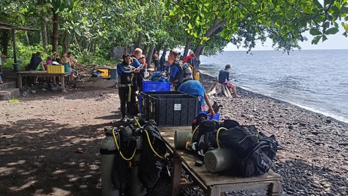 Wisatawan saat akan melakukan aktivitas diving di Pantai Tulamben yang terletak di Desa Tulamben, Kecamatan Kubu, Kabupaten Karangasem (Foto : I Wayan Selamat Juniasa)