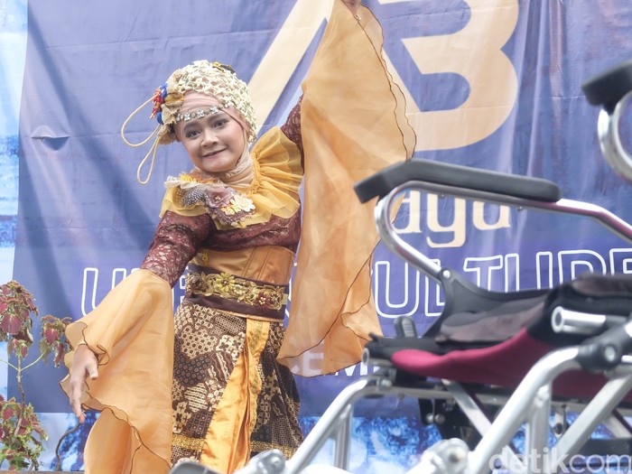 Wulan Sriwenda (31) menari jaipong