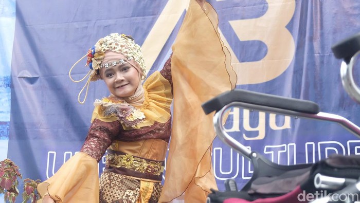 Wulan Sriwenda (31) menari jaipong