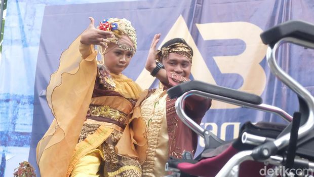 Wulan Sriwenda (31) menari jaipong