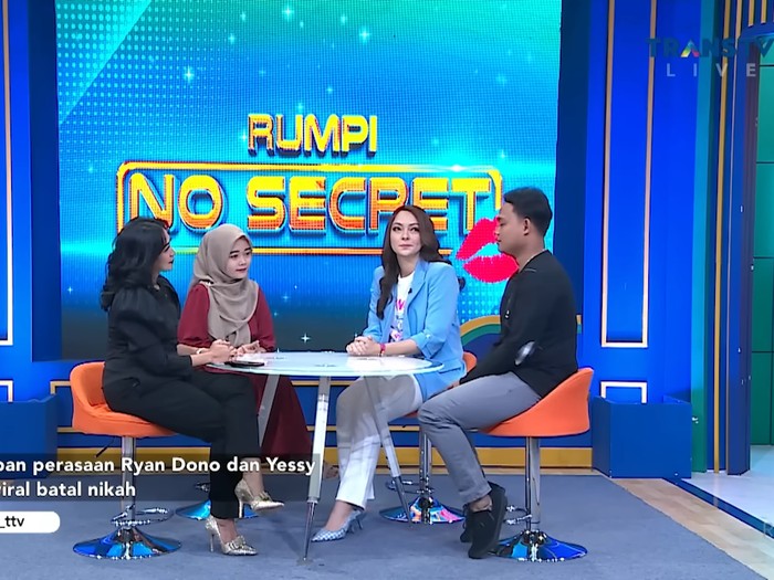 Yessy dan Ryan Dono bertemu di program acara Rumpi, Trans Tv. Yessy dan Ryan Dono bertemu di program acara Rumpi, Trans Tv.