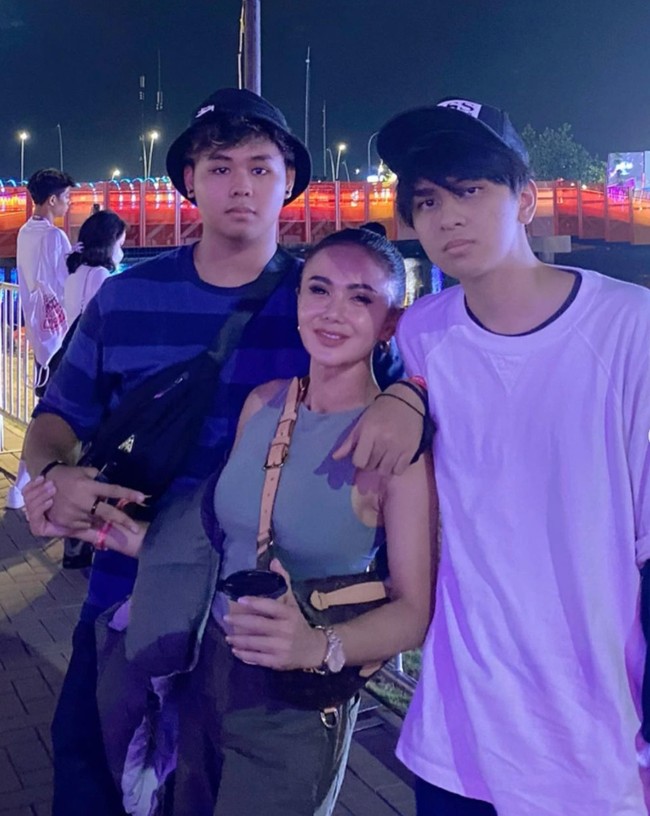 Yuni Shara terlihat ikut serta menonton konser musik Head in the Clouds bersama 2 orang anaknya, Calvin Obrient Salomo Siahaan dan Cello Obient Siahaan. Konser tersebut berlangsung di PIK 2 pada 3 dan 4 Desember 2022. Foto: Instagram/@yunishara36