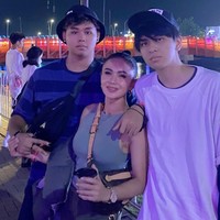 Yuni Shara terlihat ikut serta menonton konser musik Head in the Clouds bersama 2 orang anaknya, Calvin Obrient Salomo Siahaan dan Cello Obient Siahaan. Konser tersebut berlangsung di PIK 2 pada 3 dan 4 Desember 2022. Foto: Instagram/@yunishara36