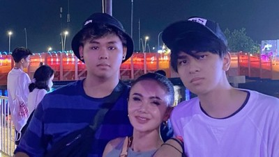 7 Gaya Yuni Shara Nonton Konser Bareng Anak, Tampil Bak ABG