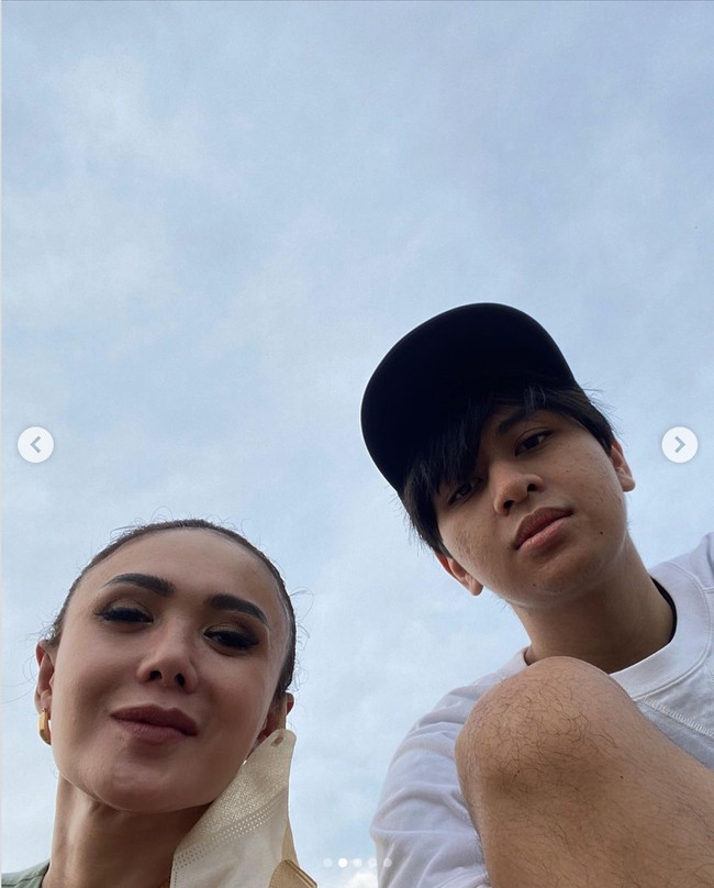 Melalui akun Instagram pribadinya Yuni membagikan foto-foto momen dirinya bersama sang anak saat menonton konser. Penampilan Yuni Shara saat menonton konser itu yang kemudian berhasil mencuri atensi. Foto: Instagram/@yunishara36