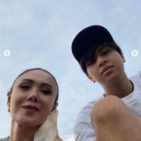 Melalui akun Instagram pribadinya Yuni membagikan foto-foto momen dirinya bersama sang anak saat menonton konser. Penampilan Yuni Shara saat menonton konser itu yang kemudian berhasil mencuri atensi. Foto: Instagram/@yunishara36