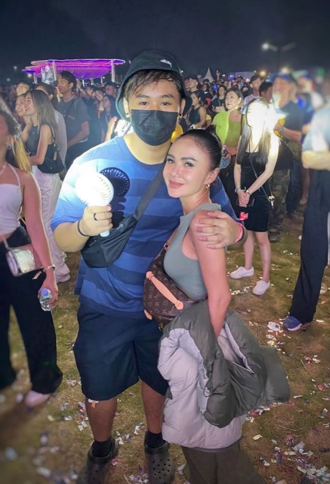 Tampil mengenakan celana panjang yang dipadukan dengan tanktop berwarna hijau mint, penampilan Yuni Shara terlihat bak ABG. Tubuh langsingnya pun berhasil bikin netizen menjadi salah fokus. Bagi Tips nya dong bun ! kok bisa makin cantik dan langsing banget, komentar salah seorang netizen. Foto: Instagram/@yunishara36