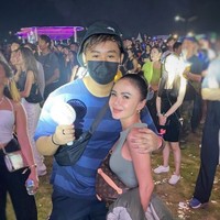 Tampil mengenakan celana panjang yang dipadukan dengan tanktop berwarna hijau mint, penampilan Yuni Shara terlihat bak ABG. Tubuh langsingnya pun berhasil bikin netizen menjadi salah fokus. Bagi Tips nya dong bun ! kok bisa makin cantik dan langsing banget, komentar salah seorang netizen. Foto: Instagram/@yunishara36