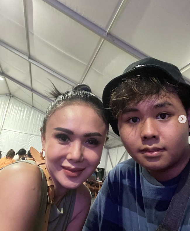 Dengan rambut yang hanya dicepol ke belakang dan riasan wajah bernuansa nude, penampilan Yuni Shara terlihat simpel. Begini potretnya saat berpose bersama anak keduanya, Cello. Foto: Instagram/@cello_shn