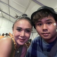 Dengan rambut yang hanya dicepol ke belakang dan riasan wajah bernuansa nude, penampilan Yuni Shara terlihat simpel. Begini potretnya saat berpose bersama anak keduanya, Cello. Foto: Instagram/@cello_shn