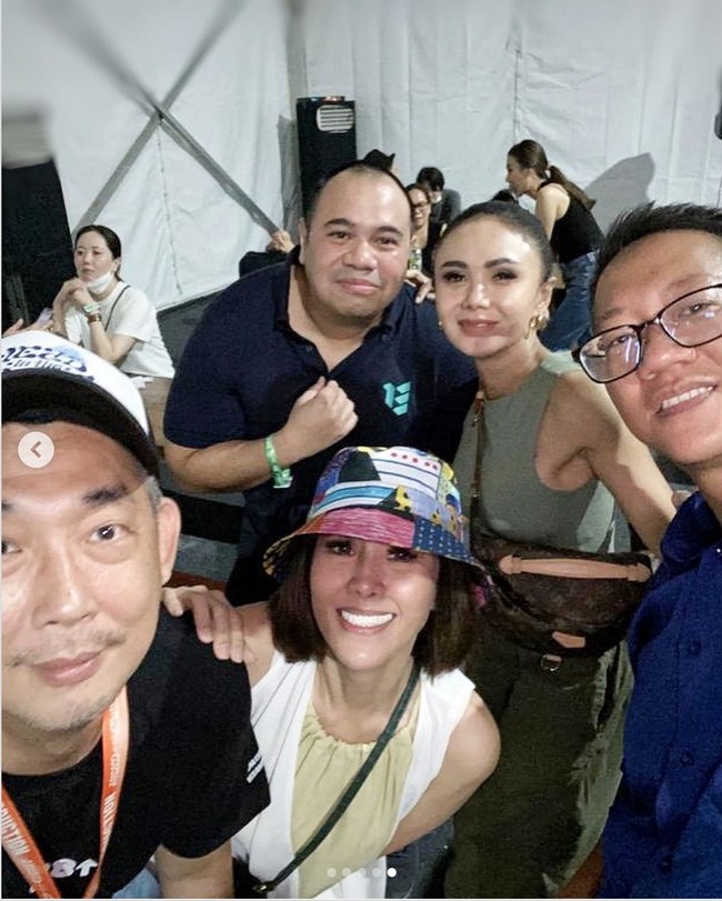 Yuni Shara juga tampak berfoto bersama rekan-rekannya yang turut hadir di sana. Bagaimana menurutmu gaya ibu dua orang anak ini, masih bak ABG bukan? Foto: Instagram/@yunishara36