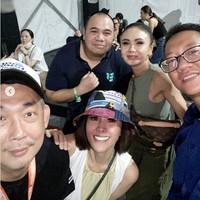 Yuni Shara juga tampak berfoto bersama rekan-rekannya yang turut hadir di sana. Bagaimana menurutmu gaya ibu dua orang anak ini, masih bak ABG bukan? Foto: Instagram/@yunishara36