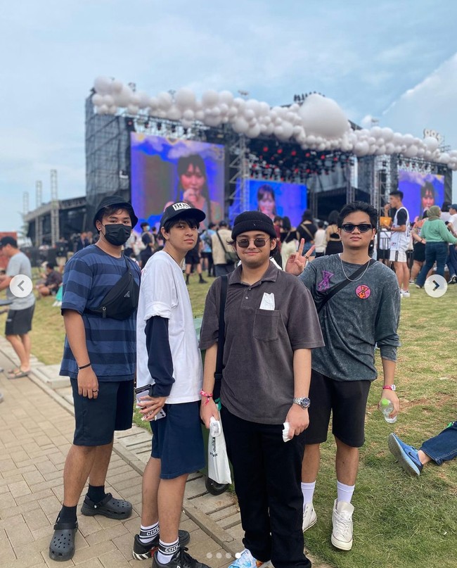Dalam konser Head in the Clouds 2022 menampilkan Jackson Wang, NIKI, hingga Rich Brian. Selain di Jakarta, HITC juga akan digelar di Manila pada 9 hingga 10 Desember 2022. Foto: Instagram/@yunishara36