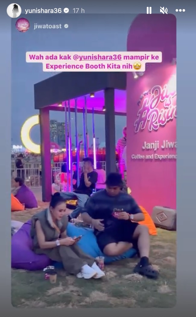 Memiliki tubuh yang masih langsing dan kencang di usia 50 tahun tak heran jika Yuni Shara banyak diidolakan. Tak hanya itu saja, gaya busana Yuni Shara pun masih tak kalah dengan anak ABG yang berusia jauh di bawahnya. Foto: Instagram/@yunishara36