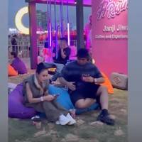 Memiliki tubuh yang masih langsing dan kencang di usia 50 tahun tak heran jika Yuni Shara banyak diidolakan. Tak hanya itu saja, gaya busana Yuni Shara pun masih tak kalah dengan anak ABG yang berusia jauh di bawahnya. Foto: Instagram/@yunishara36