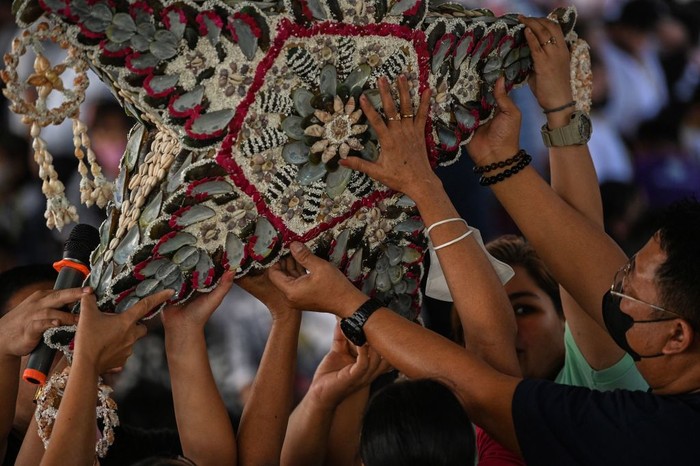 Teachers, students and parents hold Christmas lanterns made from recycled materials during a campaign for a toxic-free and waste-free Christmas celebration at an elementary school in Quezon City on December 7, 2022. (Photo by Ted ALJIBE / AFP) (Photo by TED ALJIBE/AFP via Getty Images)