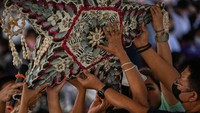 Selain itu juga ada yang membuat hiasan Natal dari kulit kerang berbagai bentuk dan ukuran yang berlimpah di daerah dekat pantai itu. Murah meriah dan ramah lingkungan! (Foto: AFP via Getty Images/TED ALJIBE)