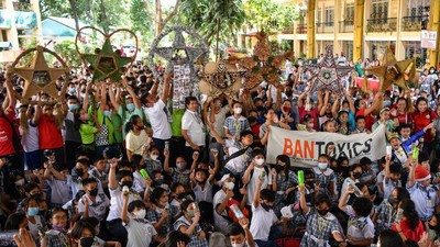 Potret Siswa SD di Filipina Buat Hiasan Natal dari Barang Bekas