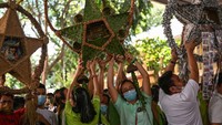 Lihatlah keceriaan para siswa SD beserta guru dan para orangtuanya di Quezon City, Filipina ini. Mereka dengan bangga memamerkan hiasan Natal buatan mereka yang dibuat dari barang bekas. (Foto: AFP via Getty Images/TED ALJIBE)