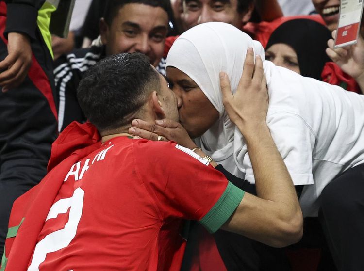 Peluk Kemenangan Achraf Hakimi untuk Bunda Tercinta