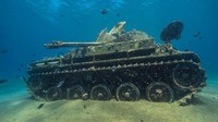 Beragam kendaraan militer yang tak lagi digunakan ditenggelamkan pada kedalaman hingga 28 meter.