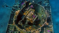 Museum ini dapat diakses selain dengan menyelam, para wisatawan juga bisa melihat dengan menggunakan perahu belantai kaca.