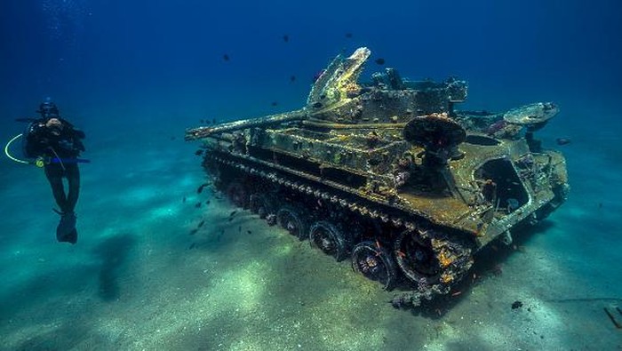 Ada Tank-Helikopter, Ini Museum Militer Bawah Laut Pertama di Dunia Guns swivelled outward as if to engage an enemy in the depths as a tank sits silently on the floor of the Red Sea near Aqaba in Jordan. (Photo by: Tyson Paul/Loop Images/Universal Images Group via Getty Images)