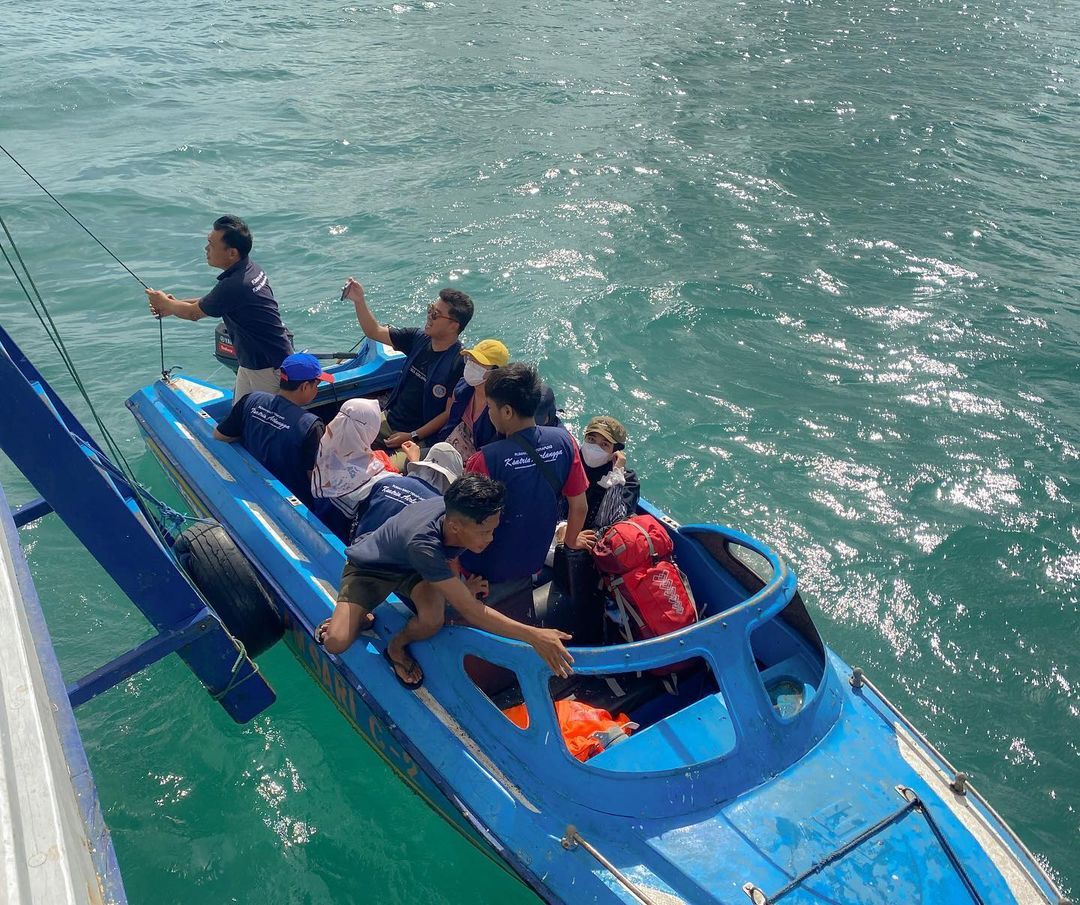 Ambulans berupa sekoci digunakan untuk mengantarkan warga ke kapal bila dermaga tidak cukup besar untuk bersandar.