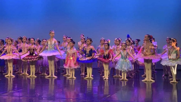 Sekolah tari dari Jakarta Indonesian Dance Theatre (IDT) mengikuti perlombaan ballet di Youth Arts Festival 2022 Singapura. Mereka meraih medali perak dan perunggu.