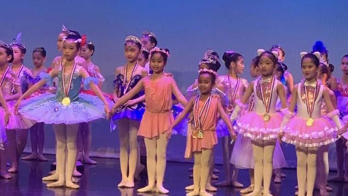 Anak-anak Ini Berjaya di Kompetisi Balet Internasional 2022 Sekolah tari dari Jakarta Indonesian Dance Theatre (IDT) mengikuti perlombaan ballet di Youth Arts Festival 2022 Singapura. Mereka meraih medali perak dan perunggu.