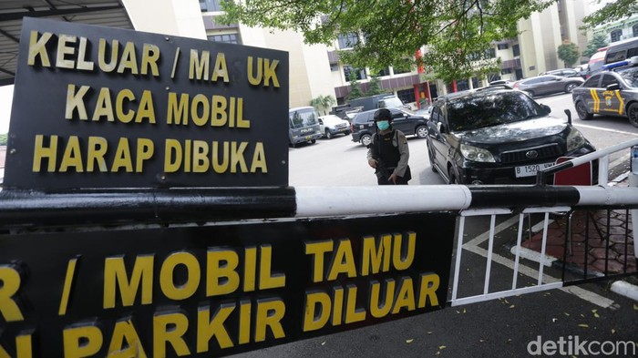 Kejadian di polsek Astana Anyar membuat beberapa polsek menjadi was-was. Polres Jaksel mengantisipasi kejadian tersebut dengan melakukan penjagaan ketat.