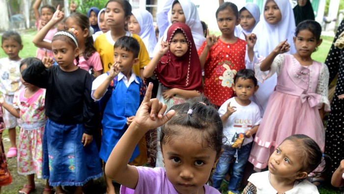 Petugas kesehatan memberikan vaksin polio kepada anak di Puskesmas Desa Lampuyang yaitu wilayah terluar di Pulau Beras, Kecamatan Pulau Aceh, Kabupaten Aceh Besar, Aceh, Selasa (6/12/2022). Pemerintah menargetkan pelaksanaan Sub Pekan Imunisasi (PIN) Polio di provinsi Aceh tersebut tuntas dalam waktu sebulan dengan menyasar 1,2 juta anak.