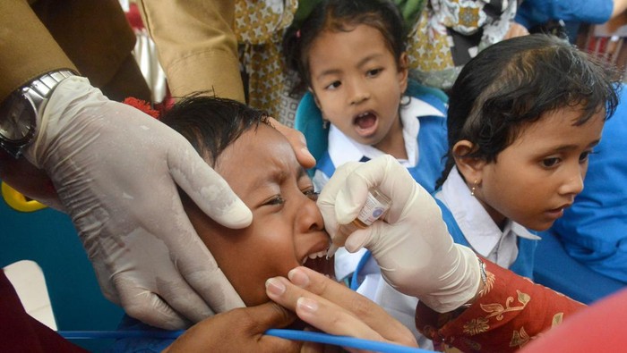 Antusias Anak Wilayah Terluar Aceh saat di Vaksin Polio Petugas kesehatan memberikan vaksin polio kepada anak di Puskesmas Desa Lampuyang yaitu wilayah terluar di Pulau Beras, Kecamatan Pulau Aceh, Kabupaten Aceh Besar, Aceh, Selasa (6/12/2022). Pemerintah menargetkan pelaksanaan Sub Pekan Imunisasi (PIN) Polio di provinsi Aceh tersebut tuntas dalam waktu sebulan dengan menyasar 1,2 juta anak.