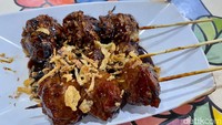 Ada juga bakso bakar yang manis pedas cocok untuk ngemil santai. Tekstur pada bagian luarnya cukup garing tetapi pada bagian dalamnya tetap lembut. Foto: detikcom