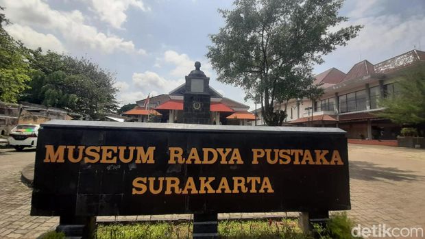 Bangunan Museum Radya Pustaka Solo.