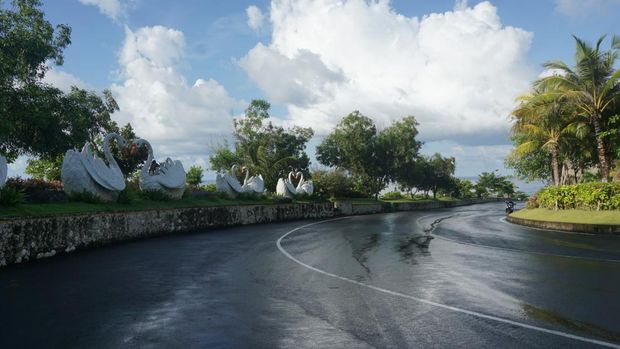 Banyak tempat menarik untuk dijadikan lokasi berfoto, salah satunya deretan patung angsa di jalur utama menuju Pantai Melasti.