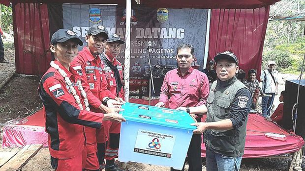 Jembatan penghubung Desa Pagerbumi, Kecamatan Cigugur, Sukabumi dan Desa Neglasari Kecamatan Pancatengah, Tasikmalaya sudah berdiri lagi. Ini informasinya.