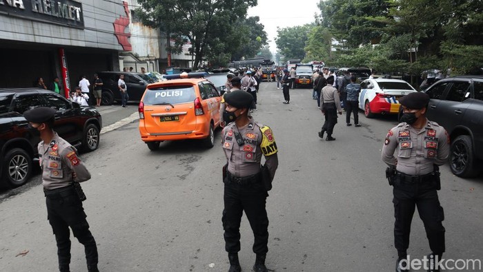 Suasana TKP bom bunuh diri di Polsek Astana Anyar Bandung