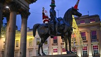 Waduh Santa di Skotlandia ini kok naik patung kuda? (Jeff J Mitchell/Getty Images)