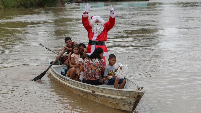 Bukan Rusa, Ini Kendaraan Santa-santa di Berbagai Belahan Dunia A member of the