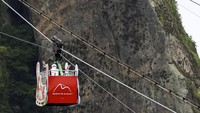 Warga Brasil sabar ya, Santa masih diperjalanan pakai kereta gantung nih. (Buda Mendes/Getty Images)