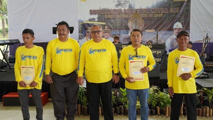 Bupati Sukabumi Marwan Hamami memberikan pengarahan kepada 156 Perkumpulan Petani Pemakai Air (P3A) Mitra Cai Kabupaten Sukabumi di Hall Teratai GISBH Palabuhanratu, Rabu (7/12).