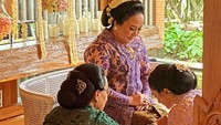 Selesai siraman Chelsea Islan sungkem kepada sang bunda.Foto: dok. Instagram chelseaislanfc.mks