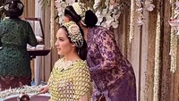 Chelsea Islan cantik dengan roncean melati saat prosesi siraman jelang pernikahannya. Terlihat sang aktris selalu tersenyum. Foto: dok. Instagram Story Samantha