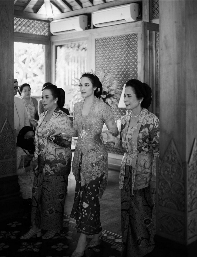 Kebaya dipadukan dengan kain batik warna cokelat. Chelsea Islan juga melengkapi penampilannya dengan sepasang sepatu berwarna senada. Foto: Instagram/@thebridestory