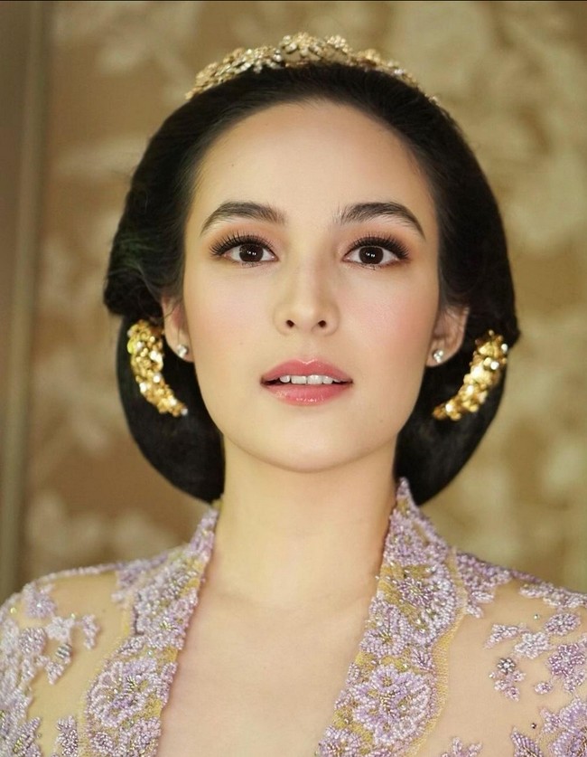 Siraman akan dilanjutkan dengan Malam Midodareni. Foto: Instagram/@thebridestory @iluminen @evalovira @chelseaislanfc.mks